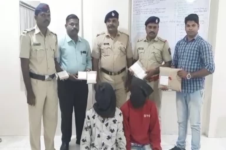 police-arrested-two-man-and-seized-13-mobile-in-thane