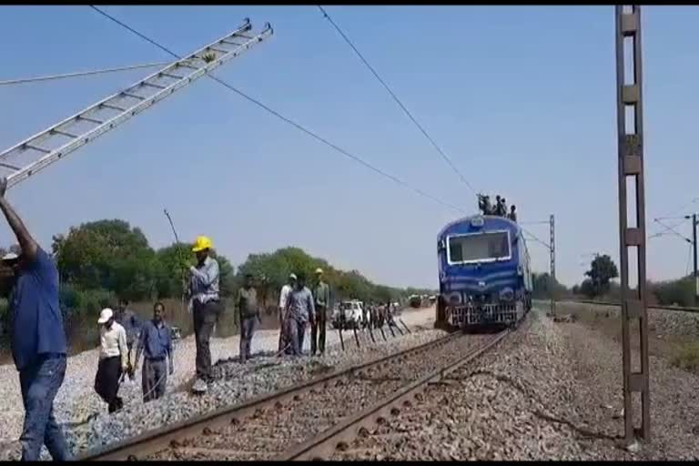High voltage line breakdown affected the train