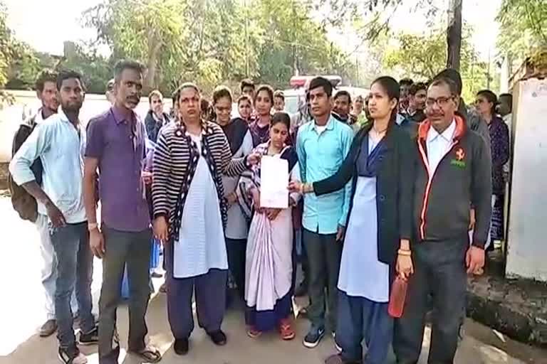 Cleaning staff protest ageient Hospital administration in Rajnandgaon