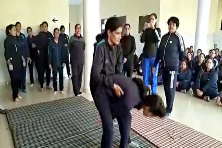 self-defense training in Jaipu, महिलाओं को आत्मरक्षा का प्रशिक्षण