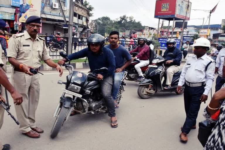 Ranchi Police, Ranchi Traffic Rules, Traffic Police, Traffic SP Ajit Peter Dungdung, रांची पुलिस, रांची ट्रैफिक नियम, ट्रैफिक पुलिसकर्मी, ट्रैफिक एसपी अजीत पीटर डुंगडुंग