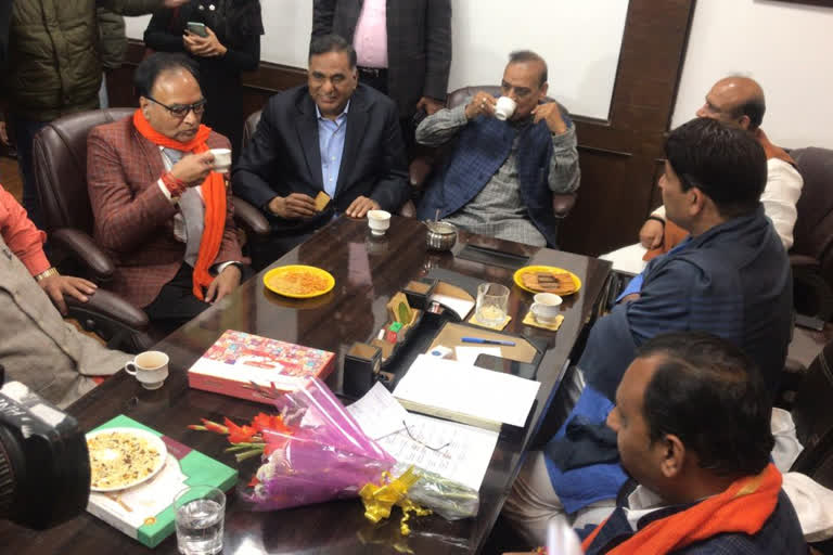 Manoj Tiwari meeting with bjp new mlas