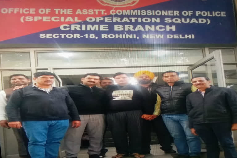 delhi police arrested a wanted criminal involved in more than 20 cases