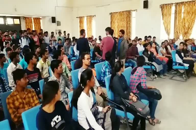 Seraikela Polytechnic College, lack of basic facilities in the college, Government Polytechnic College Seraikela, सरायकेला पॉलिटेक्निक कॉलेज, कॉलेज में मूलभूत सुविधाओं की कमी,  राजकीय पॉलिटेक्निक कॉलेज सरायकेला