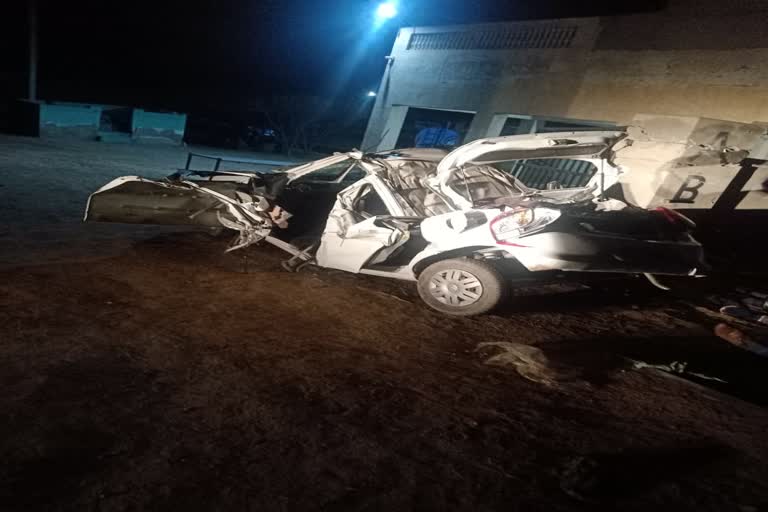 car collided with wall in hanumangarh, दीवार से टकराई कार