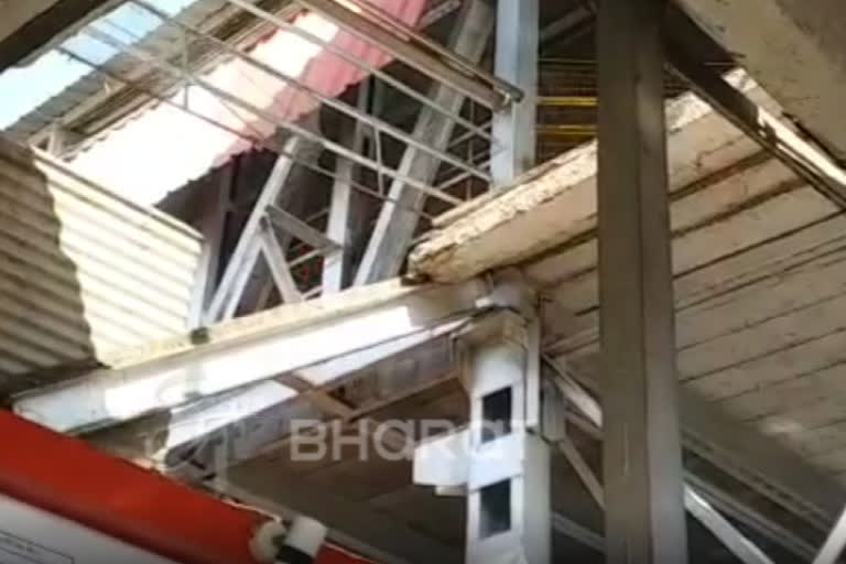 Bhopal news  Over bridge collapse  Bhopal railway station  ഭോപ്പാൽ റെയിൽവേ സ്റ്റേഷൻ  ഓവർബ്രിഡ്ജ് തകർന്ന് നിരവധി പേർക്ക് പരിക്ക്  വൻ അപകടം ഒഴിവായെന്ന് അധികൃതർ