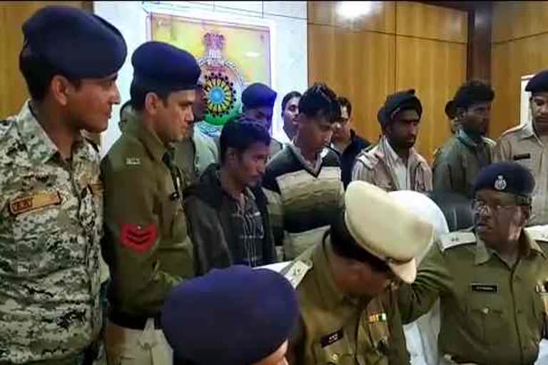 4 people arrested for theft in liquor store in rajnandgaon