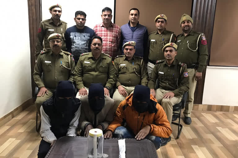 delhi police arrested 3 robber from mundka area