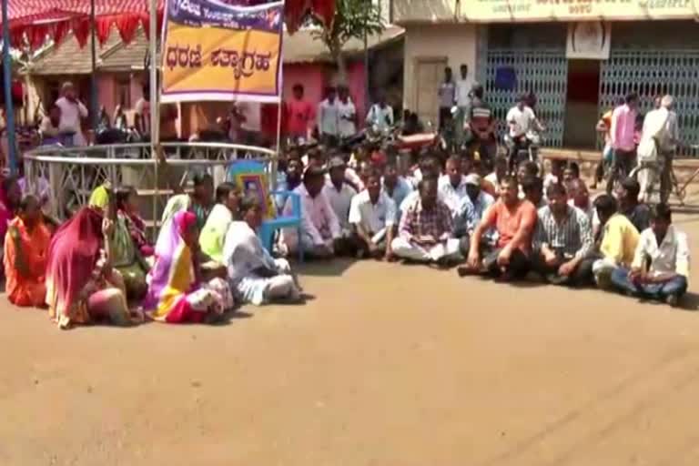 protest-in-front-of-panchayathi-for-road-construction-in-chikkodi