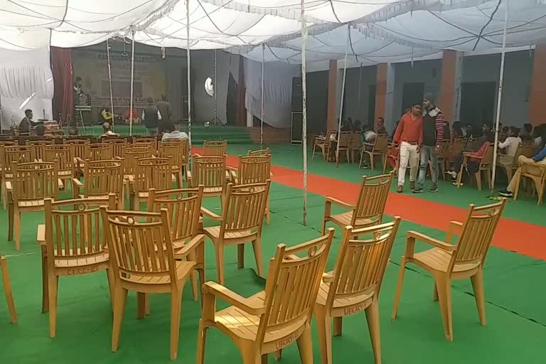 huge lack of audience at the college youth festival in jind