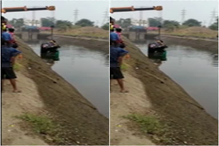 in-the-village-of-saili-the-rickshaws-fall-into-the-canal-a-miraculous-rescue-of-drivers-and-passengers