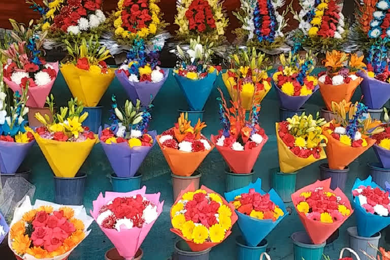 markets in noida are decorated with flower bouquets on valentine day 2020