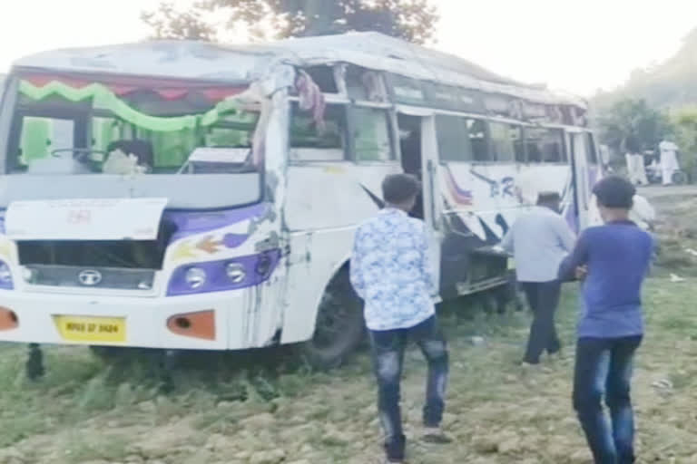 Bus going from Jabalpur to Damoh overturned  in katangi