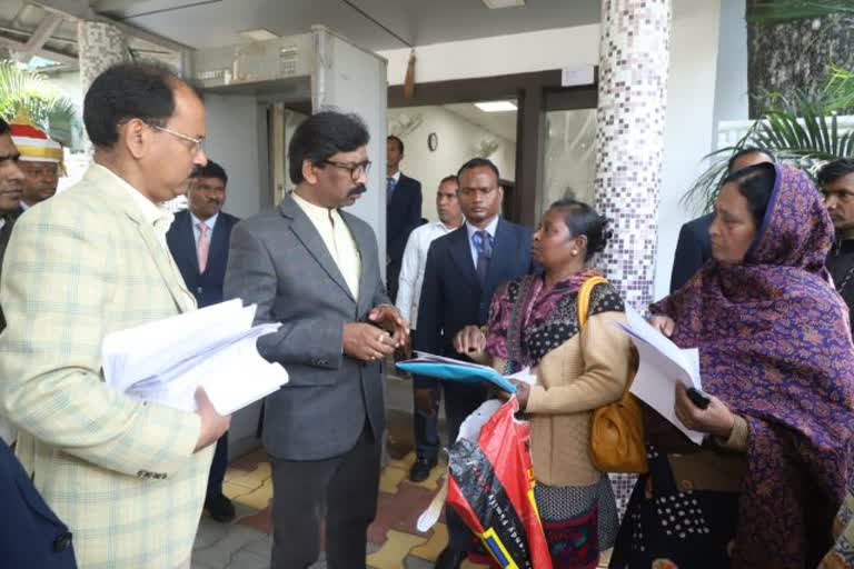 CM Hemant Soren meets the complainants, CM Hemant Soren, problem of the complainants, सीएम हेमंत सोरेन, फरियादियों से मिले सीएम हेमंत सोरेन, फरियादियों की समस्या