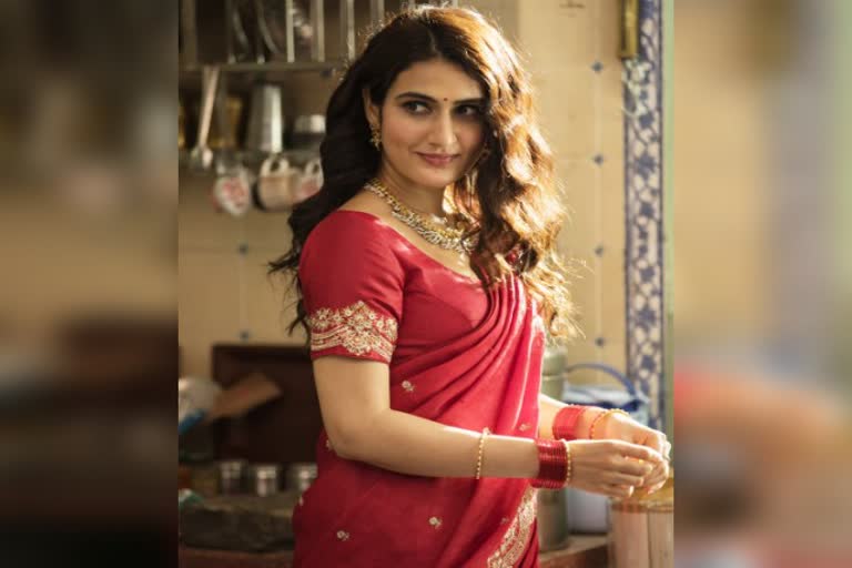 Fatima Sana Shaikh nails