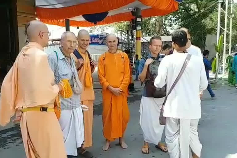 forign devotees at srinivasa mangapuram