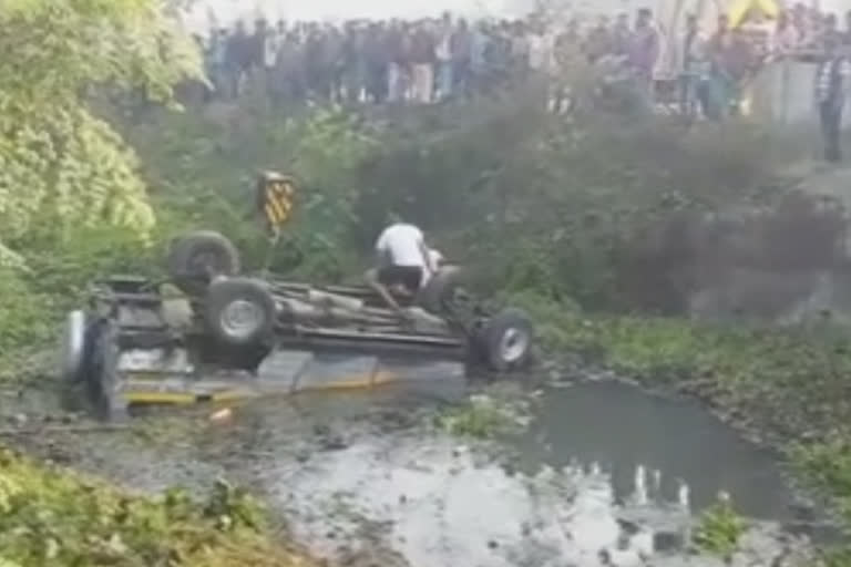 Pool car falls into ditch  Kamdebpur in Hooghly  students injured  Pool car falls into ditch in West Bengal,  14 students injured  സ്‌കൂൾ വിദ്യാർഥികൾ സഞ്ചരിച്ച കാർ കുളത്തിൽ വീണ് അപകടം  ഹൂഗ്ലി  14 വിദ്യാർഥികൾക്ക് പരിക്കേറ്റു