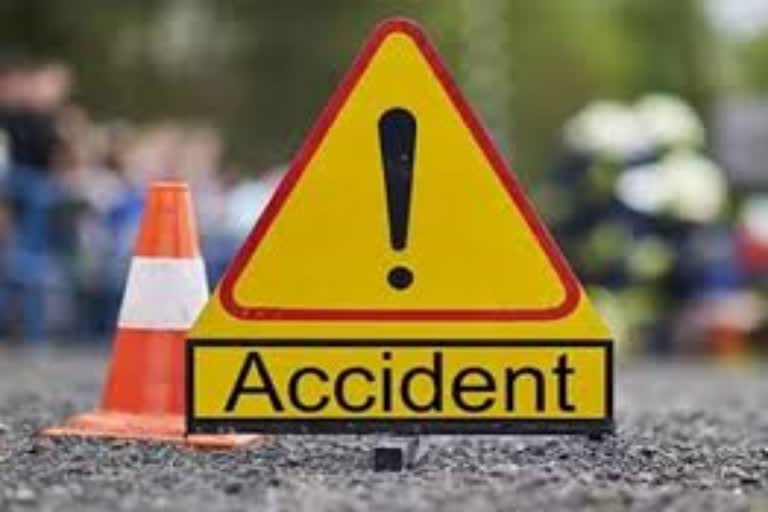 sand-corn truck collides, kalahandi latest news, accident in kalahandi, କଳାହାଣ୍ଡିରେ ସଡକ ଦୁର୍ଘଟଣା, କଳାହାଣ୍ଡି ଲାଟେଷ୍ଟ ନ୍ୟୁଜ୍‌, ବାଲି-ମକ୍କା ବୋଝେଇ ଟ୍ରକ ମୁହାଁମୁହିଁ