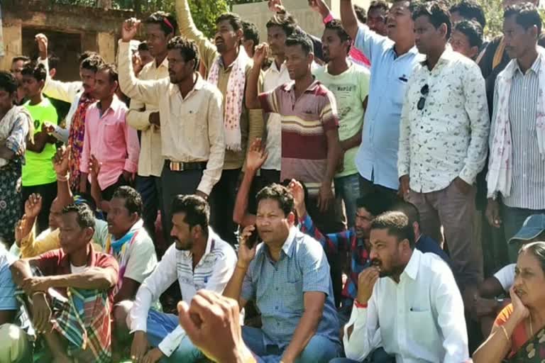 Farmers protest on Bijapur National Highway