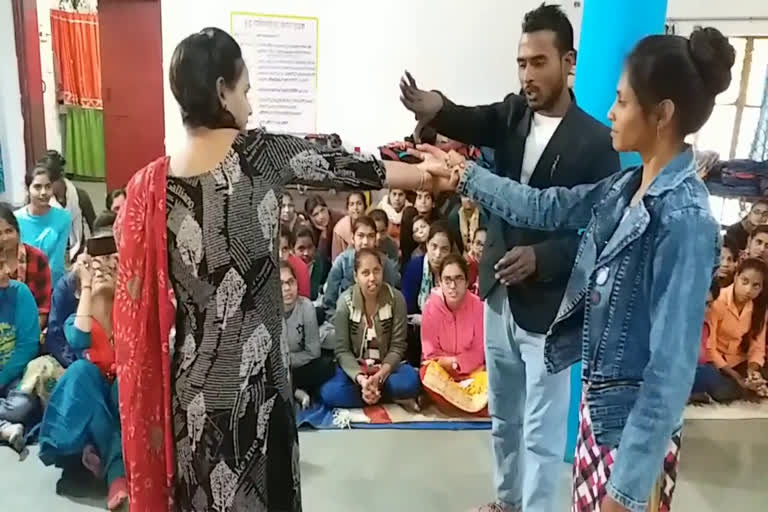 Self defense tips given to girl students