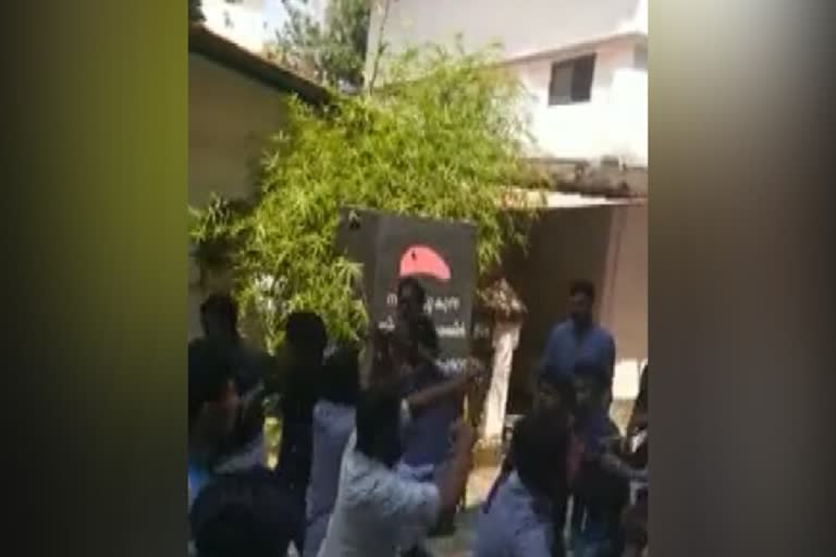 ലോ കോളജില്‍ എസ്എഫ്ഐ-കെഎസ്‌യു സംഘര്‍ഷം  conflict between sfi and ksu students at law college in ernakulam  sfi and ksu students at law college law college in ernakulam  വിദ്യാർഥികള്‍ തമ്മില്‍ സംഘര്‍ഷം  conflict at law college