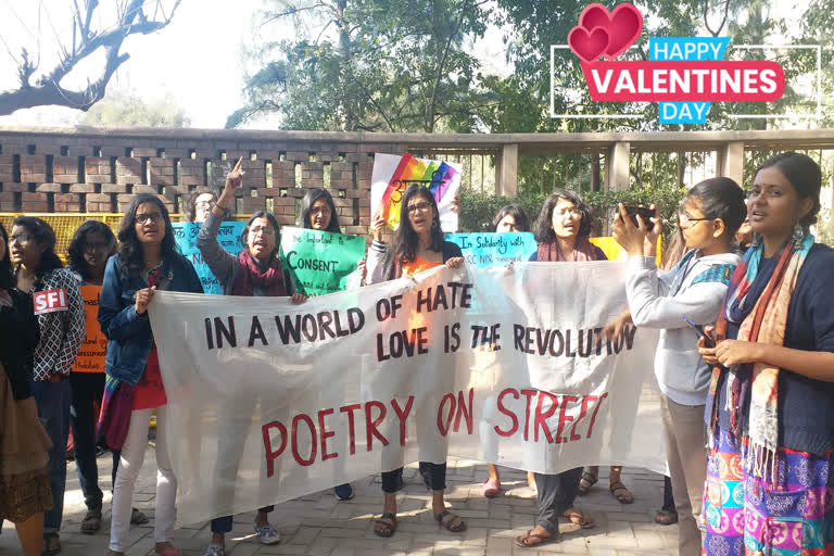 DU Students gave a message of love on Valentines Day