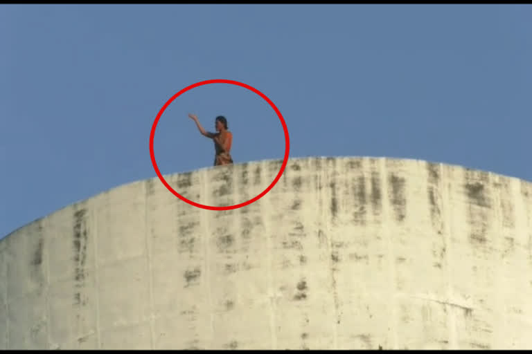 woman-climbed-on-water-tank-landed-after-much-effort-in-chhindwara