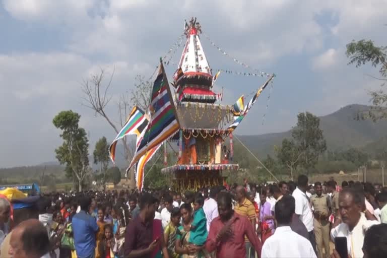 ஆயிரக்கணக்கான மக்கள் பங்கேற்பு பழங்குடி மக்கள்  ஸ்ரீ கும்பேஸ்வரசாமி கோயில்  ஆலமலை பிரம்மதீஸ்வரர்  சித்தூர் கும்பேஸ்வரசுவாமி  நந்திகம்பத்தை தூக்கி ஆடும் இளைஞர்கள்  erode news  kumbeshwarar temple