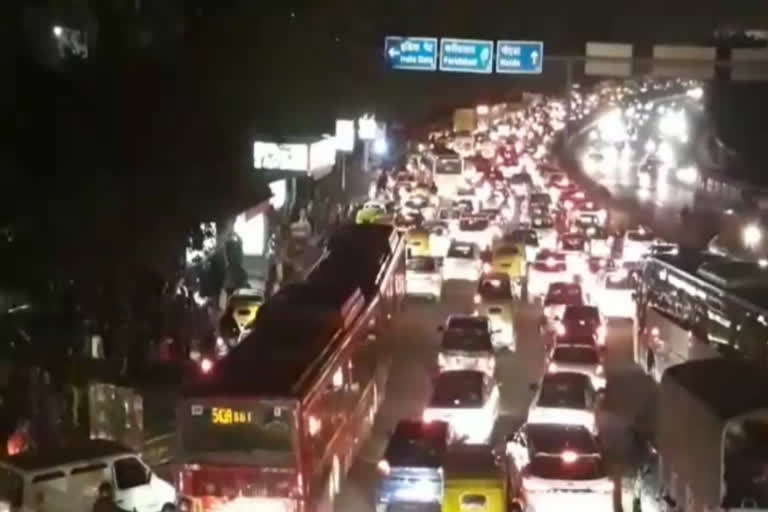 Heavy traffic on ashram ring road