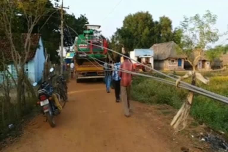 திருவாரூர் செய்திகள்  வேலங்குடி செய்திகள்  நெல் அறுவடை இயந்திரம் மோதி மின்கம்பம் சேதம்  paddy mechine clash electric bar damaged  vellangudi