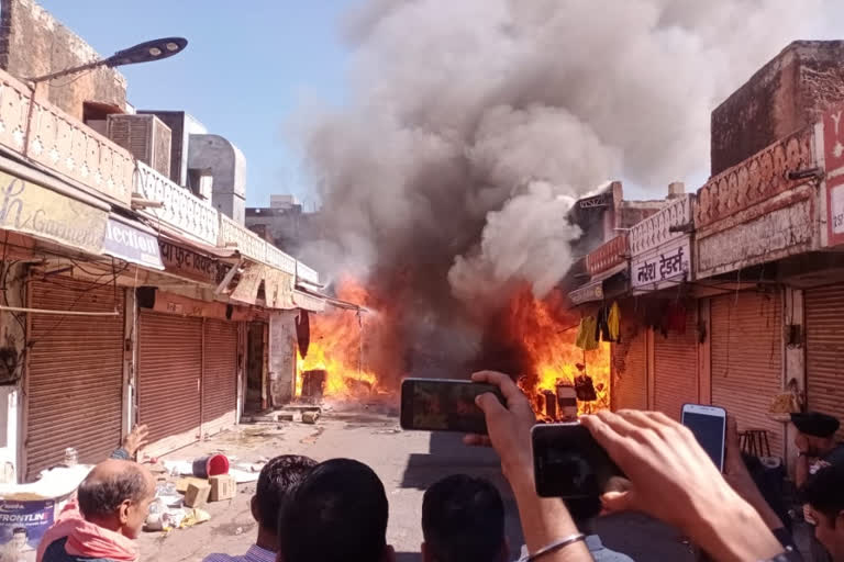 jaipur news  massive fire in Jaipur  Fire broke out in firecracker shop  ജയ്‌പൂരില്‍ പടക്കക്കടയ്‌ക്ക് തീപിടിച്ചു  പടക്കക്കടയ്‌ക്ക് തീപിടിച്ചു  തീപിടിച്ച് അപകടം