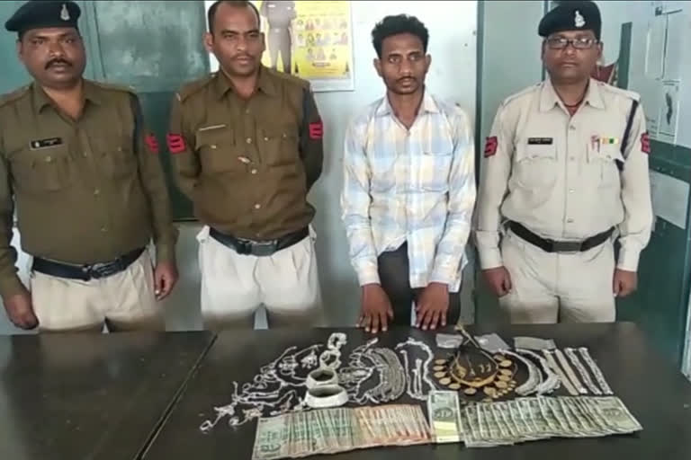 चोरी का आरोपी पुलिस के गिरफ्त में