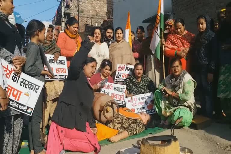 women congress protest against costly gas cylinder