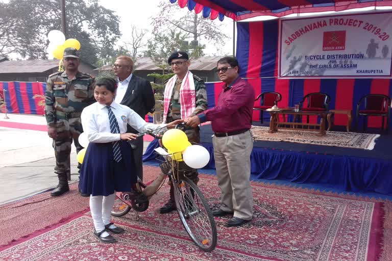 Indian Army cycle distribution at Kharupetiya