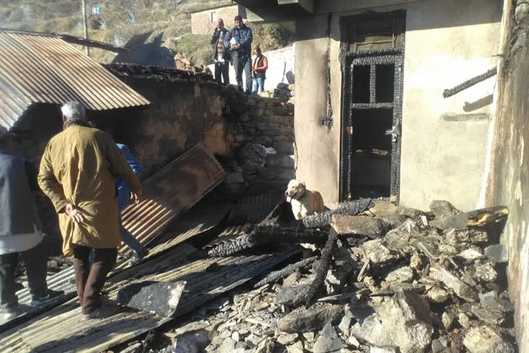 wooden house burnt to ashes in kullu