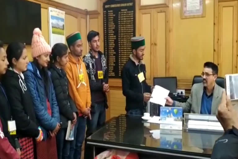 ABVP workers give memorandum to DC in kinnaur