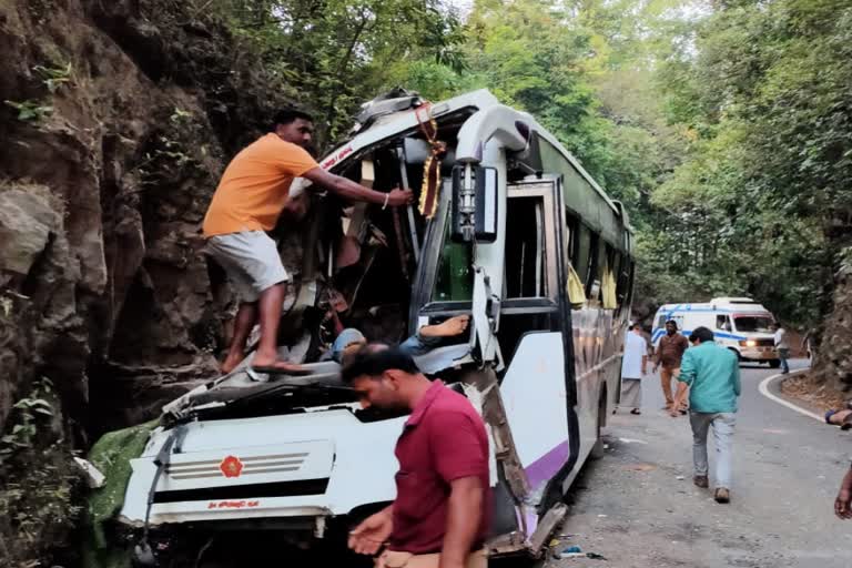 Tourist bus crashed into rock