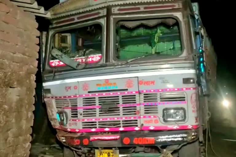 truck hits 6 girl students in Dhanbad