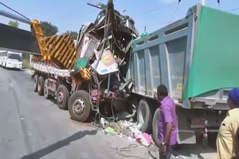 krishnagiri-at-hosur-tipper-load-lorries-collides-cause-1-dead-and-2-injured