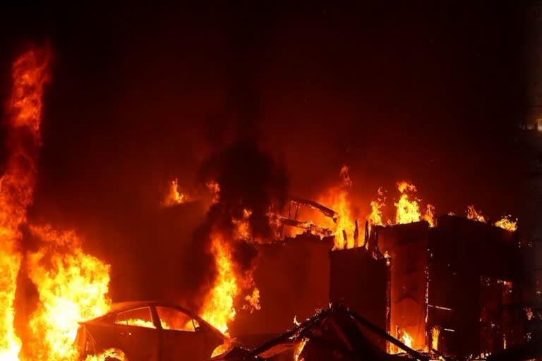 new-delhi-a-fire-broke-out-in-the-slums-of-shahabad-daulatpur