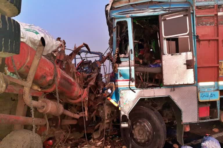 accident-between-two-lorries-in-vijayapura