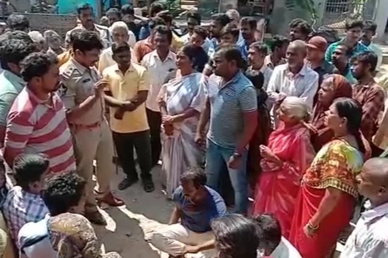 Womans agitation to remove liquor store at vetapalem