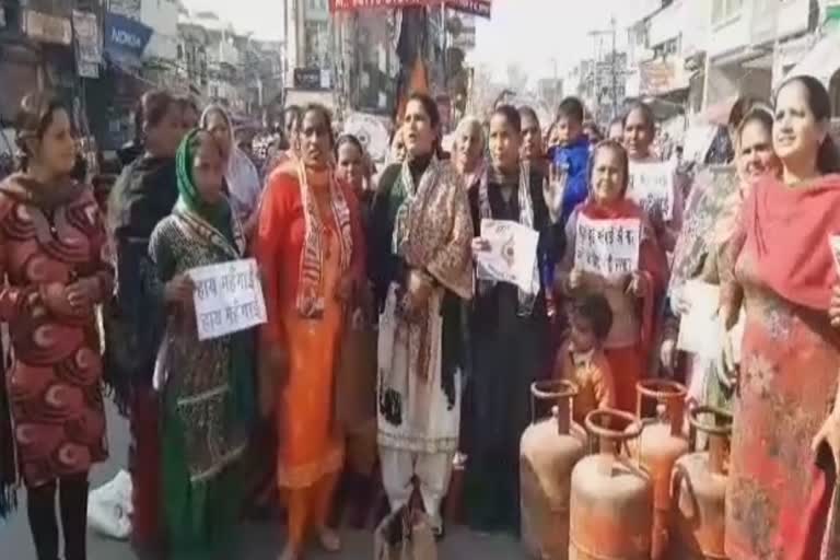 gurdaspur women congress protest against hike in LPG gas