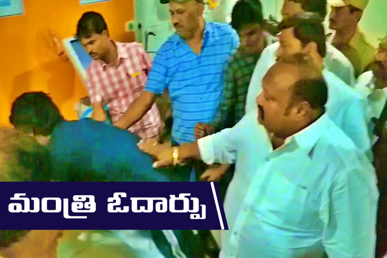 minister-ganguly-kamalakar-visitation-the-family-of-the-car-accident-victim-in-karimnagar