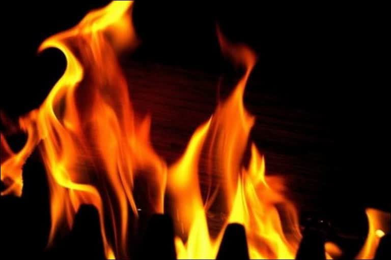 fire-breaks-out-at-rajabazar-in-kolkata