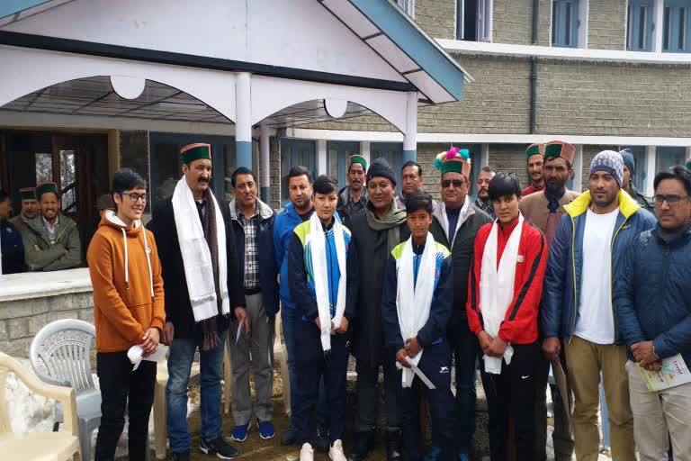 Jagat Singh Negi distributes prize to players in Kinnaur