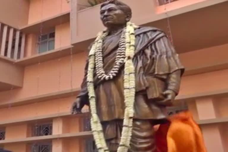 Statue of lakhminath bezbaruah innogurated at assam bhawan Kolkata