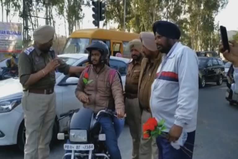 Patiala traffic police make people aware by singing and roses