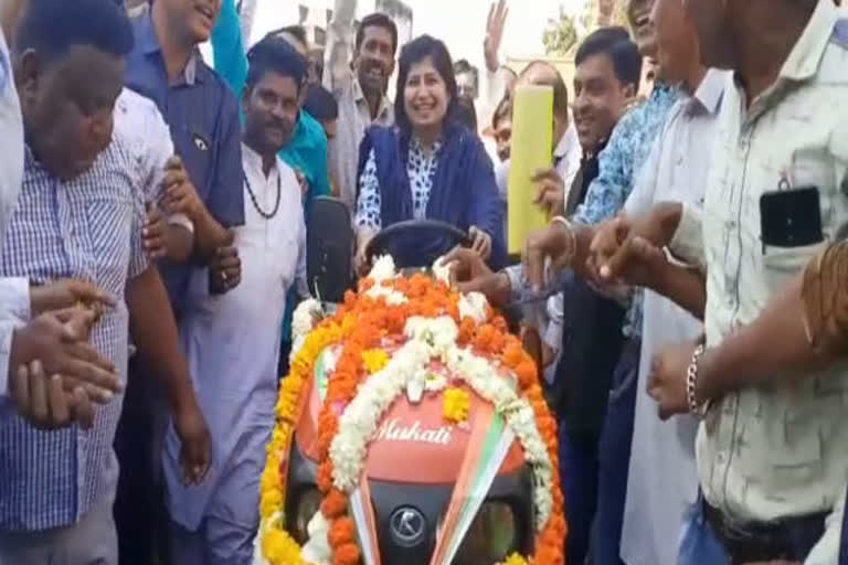 Minister Vijayalakshmi drive tractor in khargone