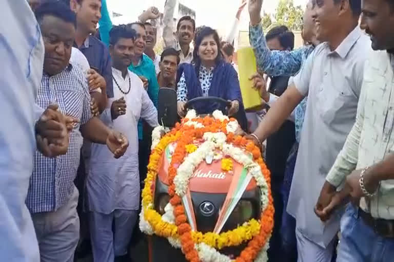 Minister Vijayalakshmi Sadhau arrives in the program running a mini tractor in khargone